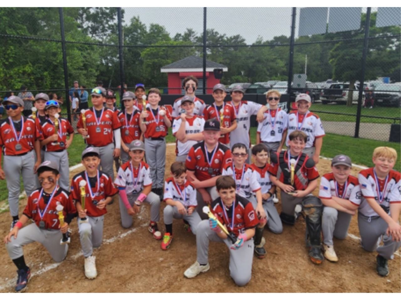 little league baseball players posing.